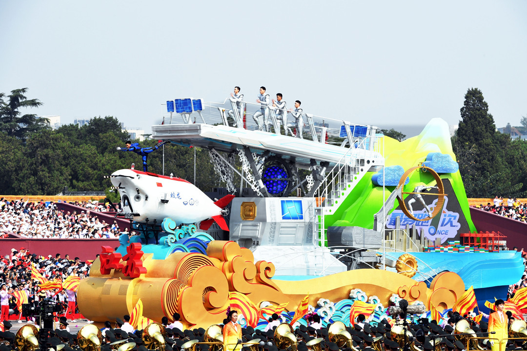 “江蘇智造”彩車