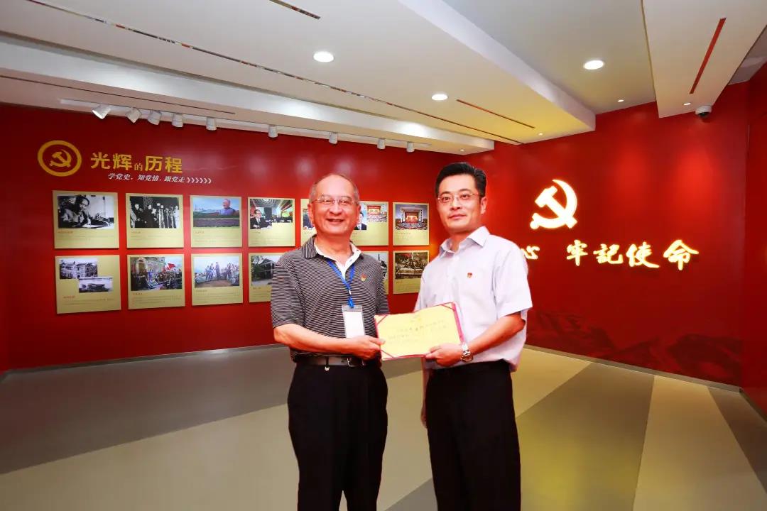 周建松、周江父子