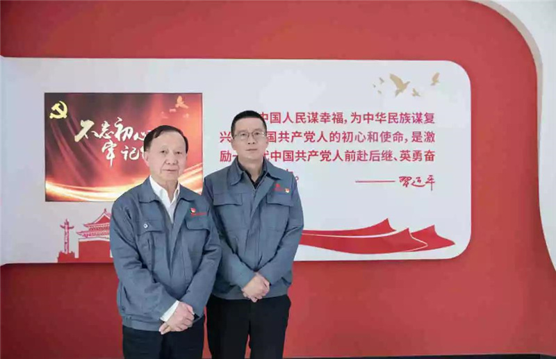 戴祖軍、戴潤父子合影